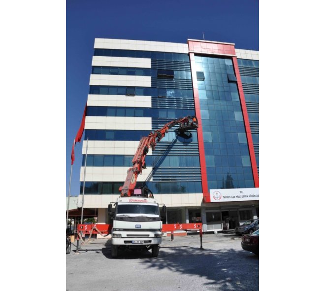 Vinç ile dış cephe temizliği